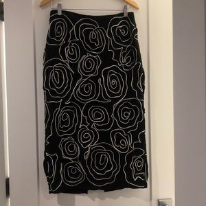 H&M Skirts - Black and white fitted midi swirl pattern skirt H&M Skirts - Black and white fitted midi swirl pattern skirt